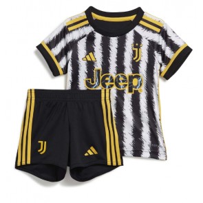 Juventus babykläder Hemmatröja barn 2023-24 Korta ärmar (+ Korta byxor)